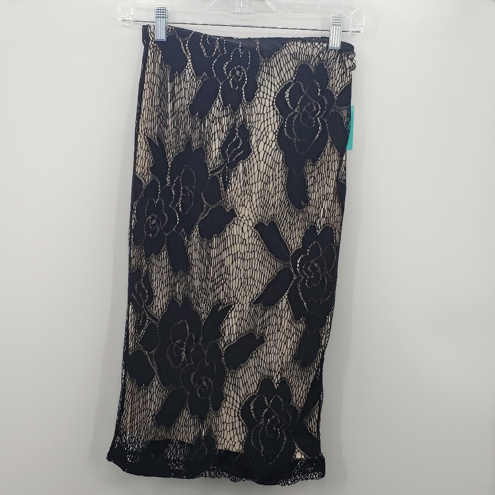 NWT LACE SKIRT